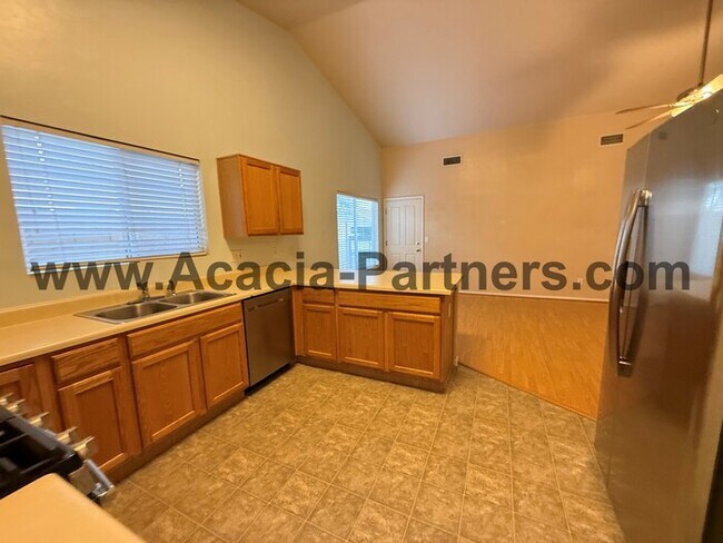Building Photo - Beautiful 4-Bedroom Home in Rita Ranch ? H...