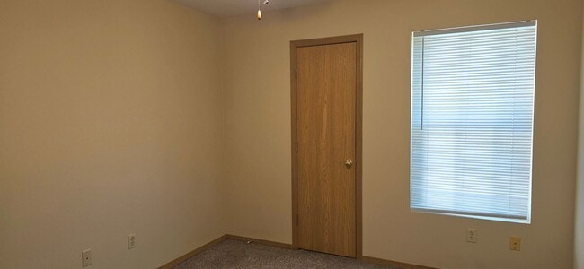 Building Photo - 3 Bedroom 2 Bathroom close to Missouri State University for $1295!