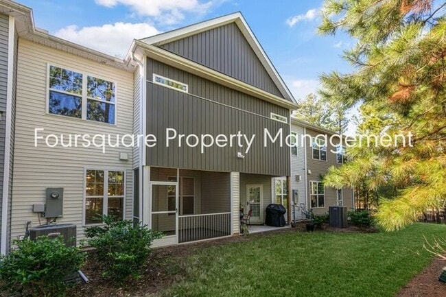 Building Photo - Townhome| Screened -In Back Porch |One Car...