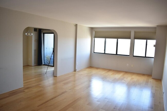 Building Photo - 1731 Beacon St