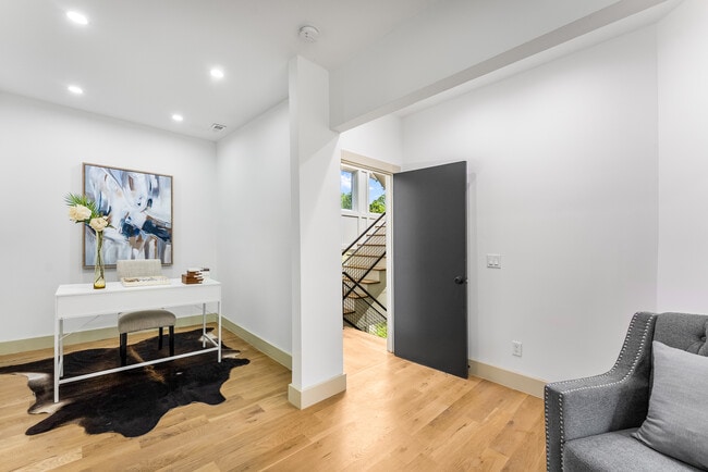 Building Photo - 335 Eureka Dr NE