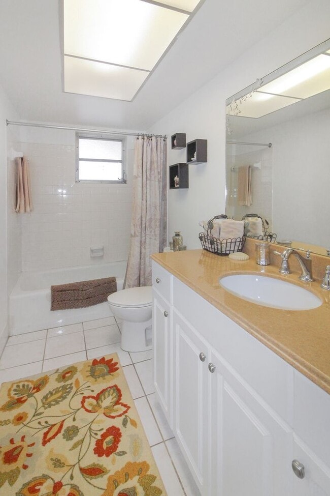 Building Photo - Beach Manor Villas Annual Condo for Rent