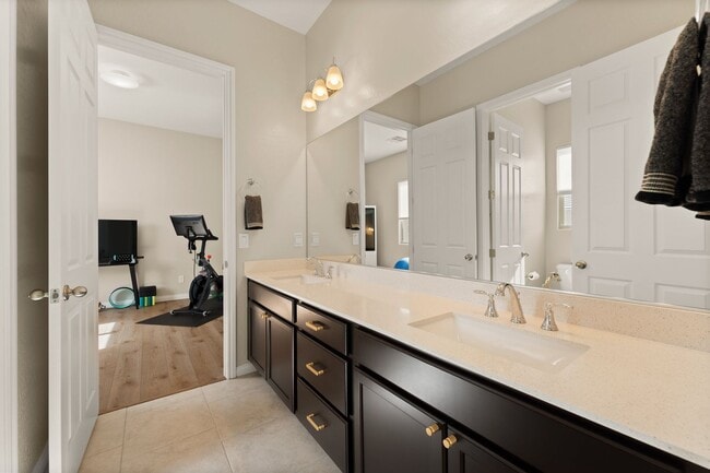 Building Photo - Stunning 5-Bedroom, 4.5-Bath Home in the S...