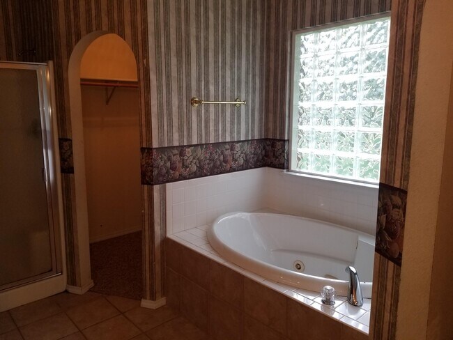 Building Photo - 18 Fairbrook Ln