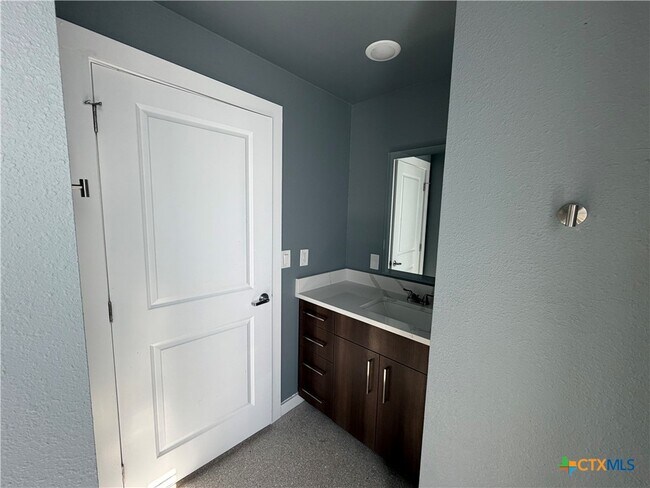 Building Photo - 103 E Central Ave