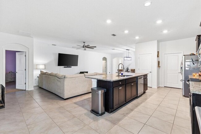 Building Photo - 5470 Sunshine Dr