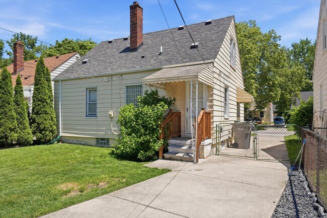 Building Photo - 3432 Woodside St