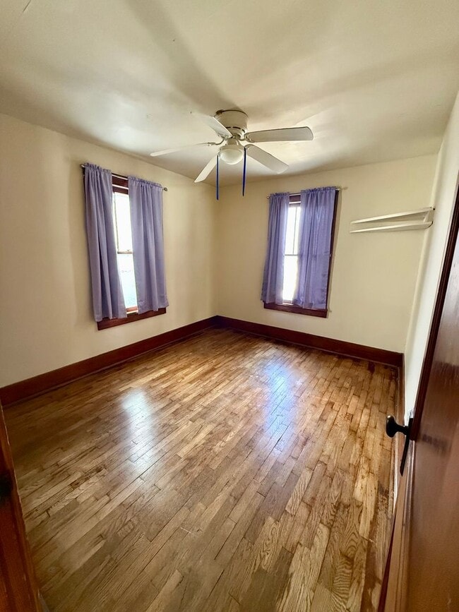 Building Photo - SW 3 Bedroom 1 Bath