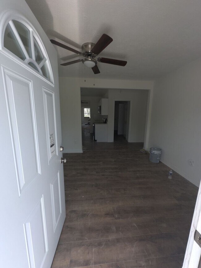 Building Photo - 3 Bedroom Fully Renovated Hampton Home!