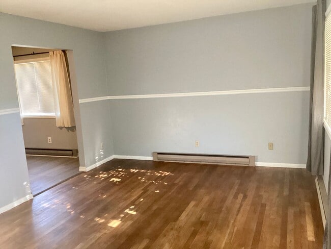 Building Photo - Renovated 2 bed 1 bath duplex near town ce...