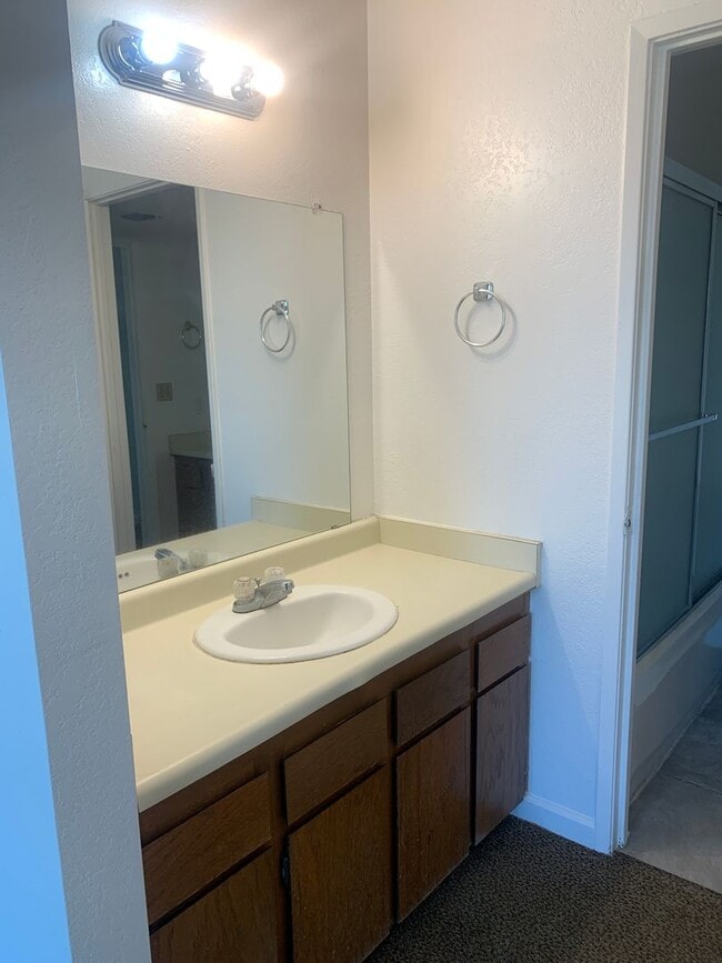 Building Photo - Lovey Townhome In Clovis!