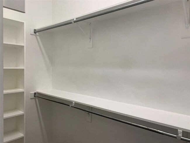 Building Photo - 4725 Park Bend Dr