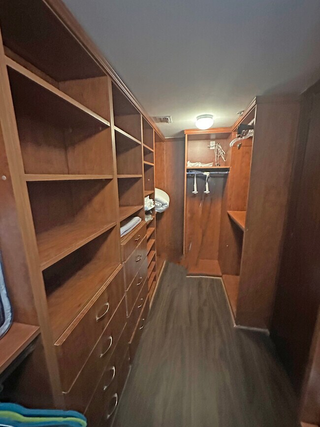 Building Photo - Stunning furnished 3-bedroom, 3-bathroom c...