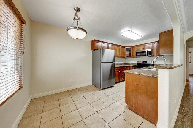 Building Photo - 792 Avocado Ave