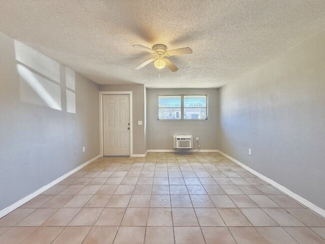 Building Photo - 3401 Palm Dr