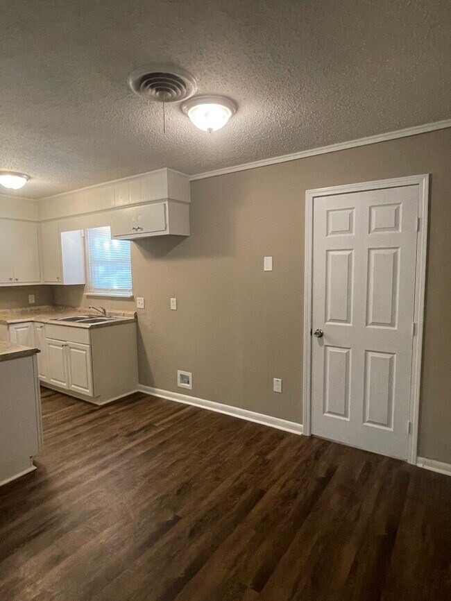 Building Photo - 9114 Malabri Dr