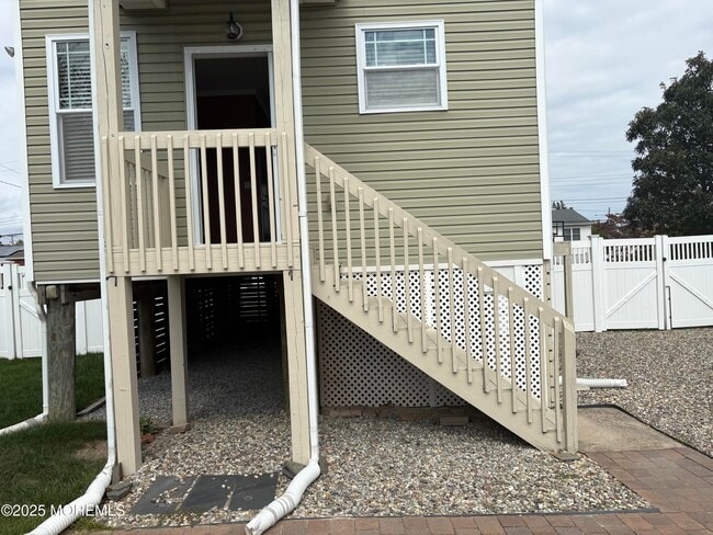 Building Photo - 201 Riviera Dr