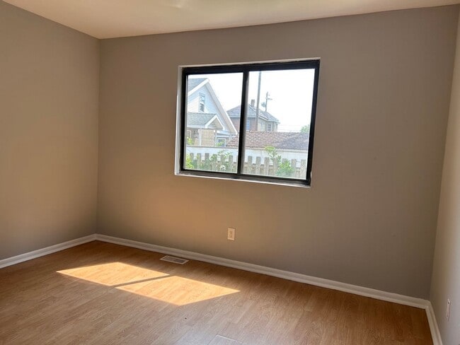 Building Photo - 2 Bedroom Condo---Ready for Move in!