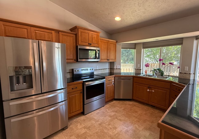 Building Photo - Beautiful 4 Bed, 3.5 Bath Home in Eagle Ridge