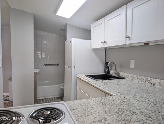 Building Photo - 220 Mirror Lake Dr