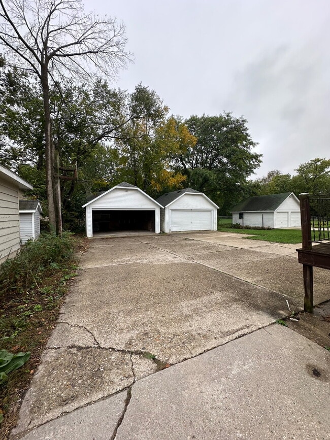 Building Photo - 838 E Centerway St