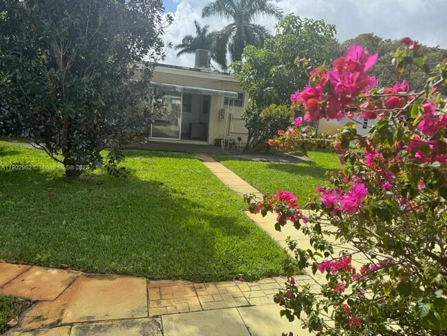 Primary Photo - 1639 Fletcher St