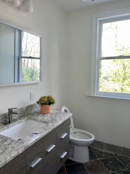 Building Photo - 915 Woodlawn Dr NE