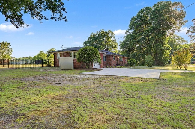 Building Photo - Charming 3-Bed/2.5-Bath Ranch in Durham