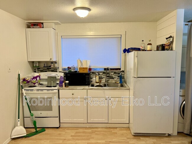 Building Photo - 756 1/2 Maple Street Unit A