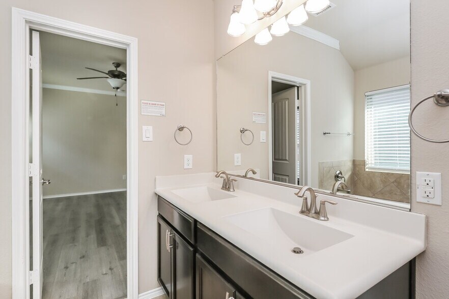 Building Photo - 517 Pawnee St