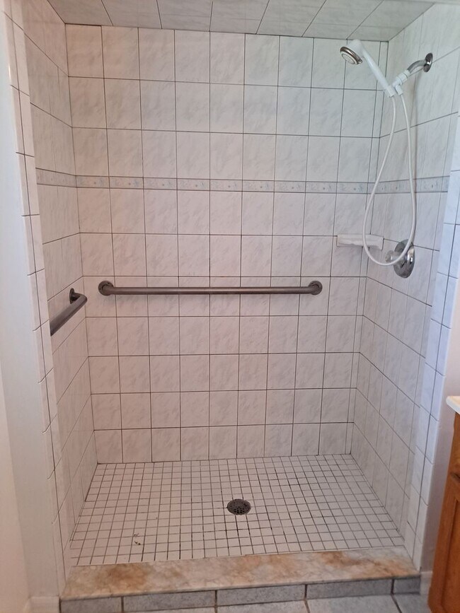 Building Photo - Available NOW! - 3BR 2BA OFF RIVERSIDE DR FOR RENT