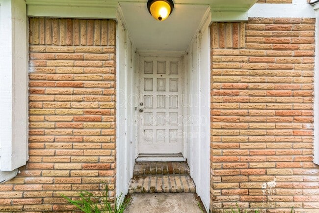Building Photo - 700 Meadowglen Dr