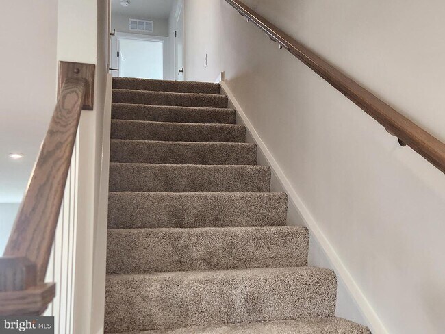 Building Photo - 377 Waterside Sq