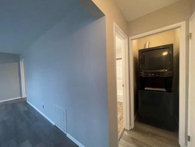 Building Photo - Home For Rent In Bellevue