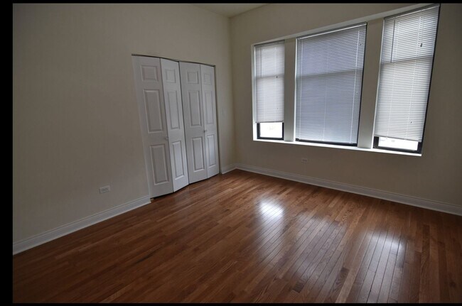 Building Photo - 800 W Belmont Ave
