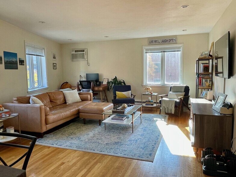 Primary Photo - 129 Charles St S