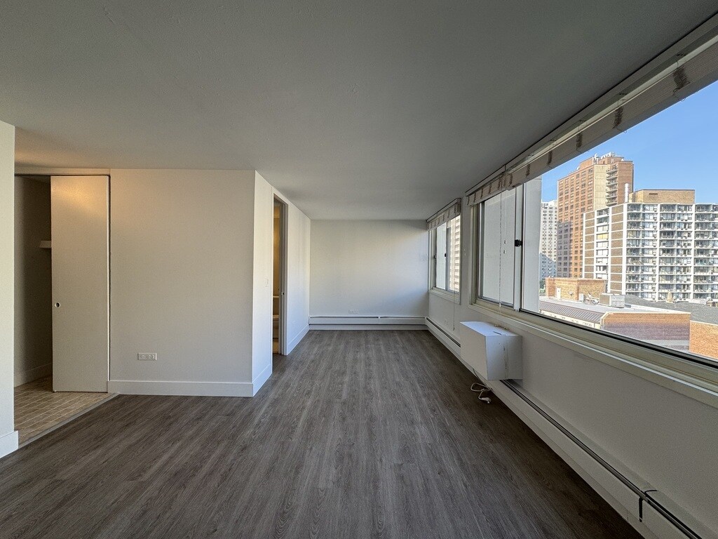 Building Photo - 1349 N Dearborn St