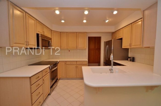 Building Photo - Bright and Spacious condo in Pacheco Valley