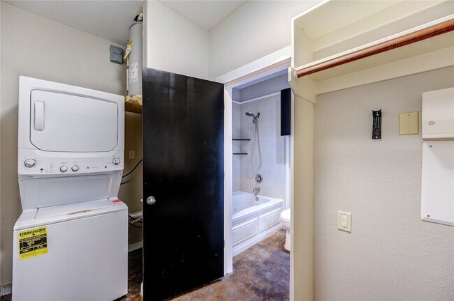 Building Photo - 2205 McKinney St