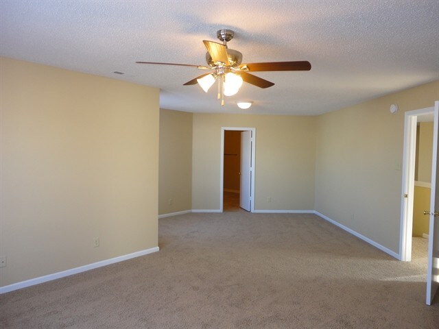 Building Photo - 2324 Shadowbrook Dr