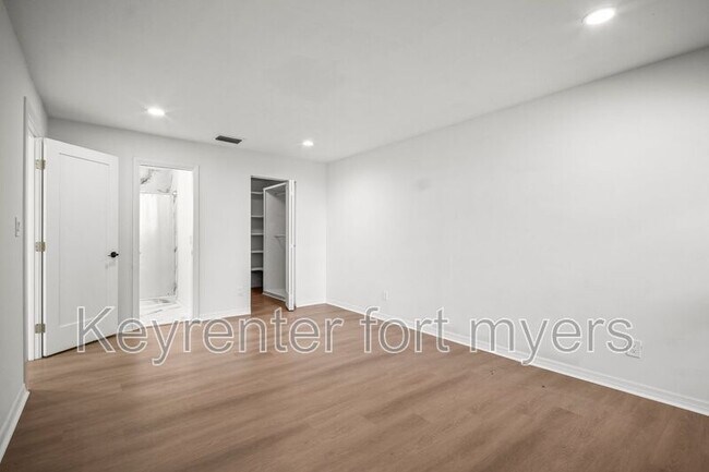 Building Photo - 4293 Island Cir