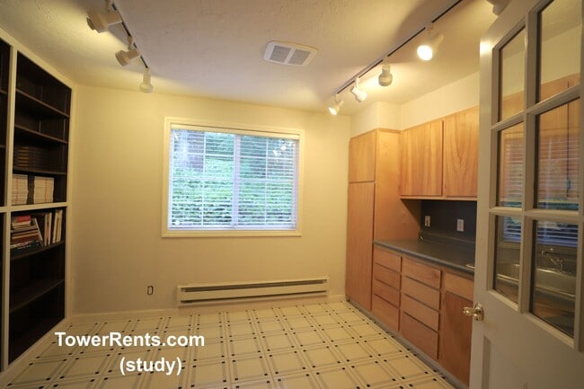 Building Photo - Santa Rosa: 3 bedroom, 2 1/2 bath Home wit...