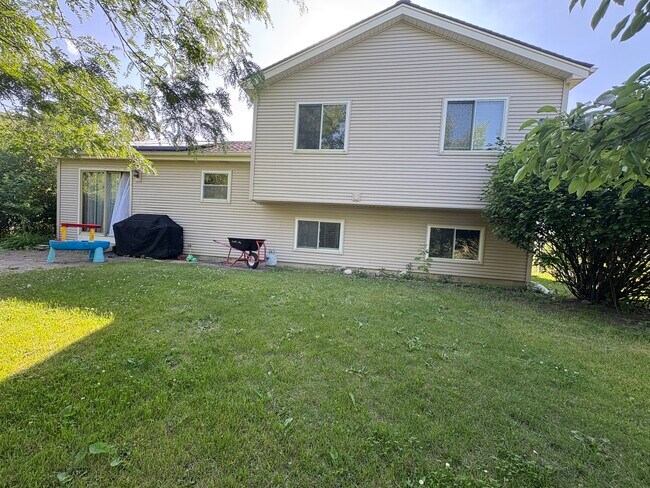 Building Photo - 313 Linden Dr