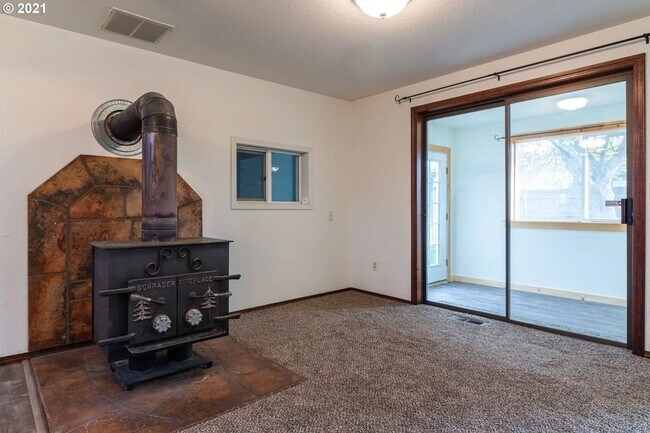 Building Photo - Beautiful Hermiston Home offers a perfect balance of comfort and convenience