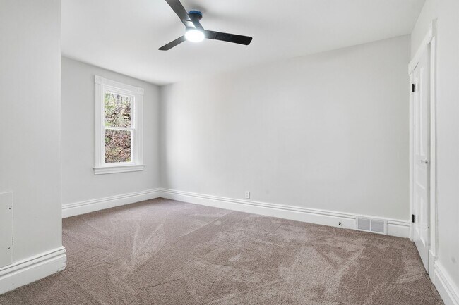 Building Photo - 3 bed 1 bath - completely updated, great location, central air, laundry