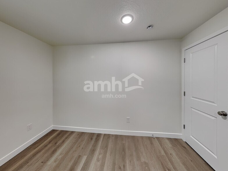 Building Photo - 1268 W Mahogany St