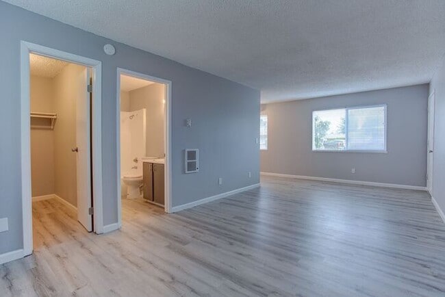 Building Photo - Cozy Studio Apartment - 1st Month Free Ren...