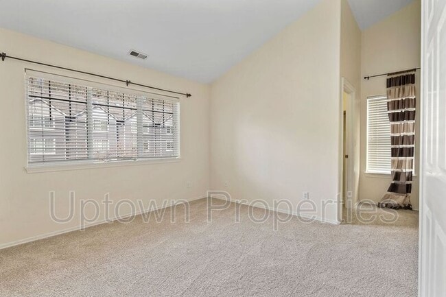 Building Photo - 9284 SW Sweek Dr