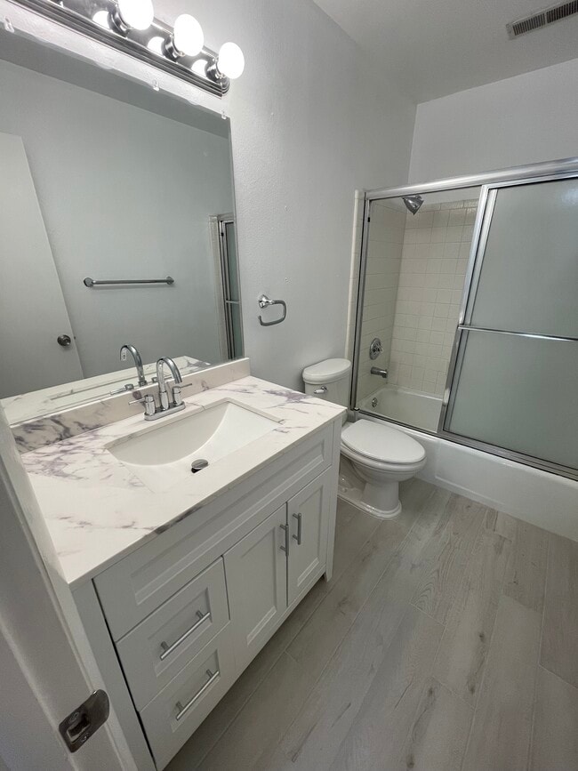 Building Photo - 480 S 200 W