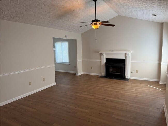 Building Photo - 1819 Cres Hill Dr NW